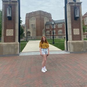 Meet your Posher, Anna-perry